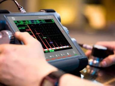 Eddy current flaw detector showing a test signal